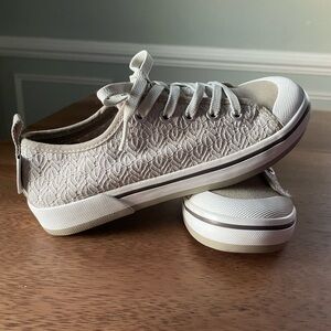 NWOT Keen Beige Textured Sneakers Girls Size 5